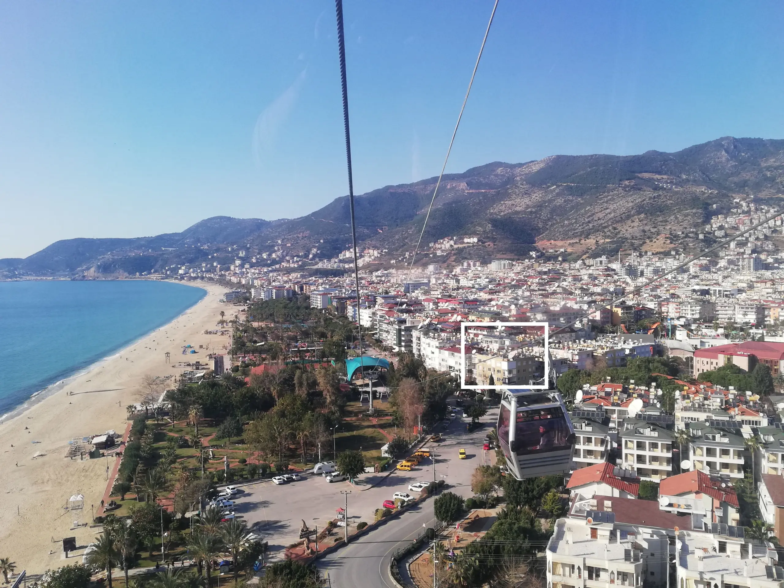 Kleopatra Plajı'nda, sahile ilk sırada yer alan M-Apartman